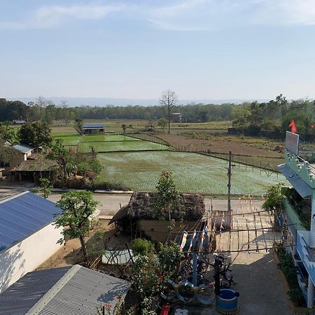 Hong Qi Hotel Chitwan Exterior photo