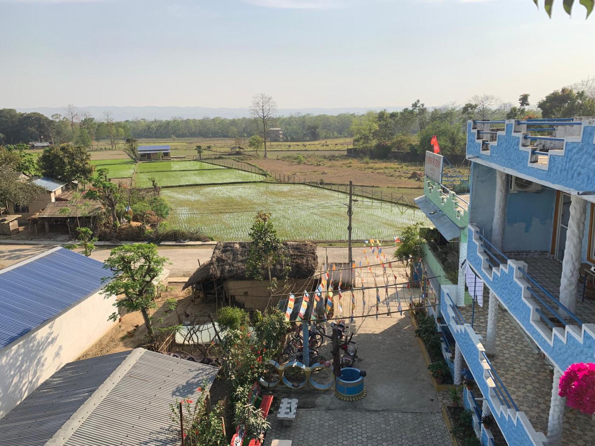 Hong Qi Hotel Chitwan Exterior photo