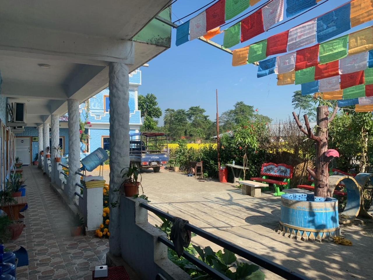 Hong Qi Hotel Chitwan Exterior photo