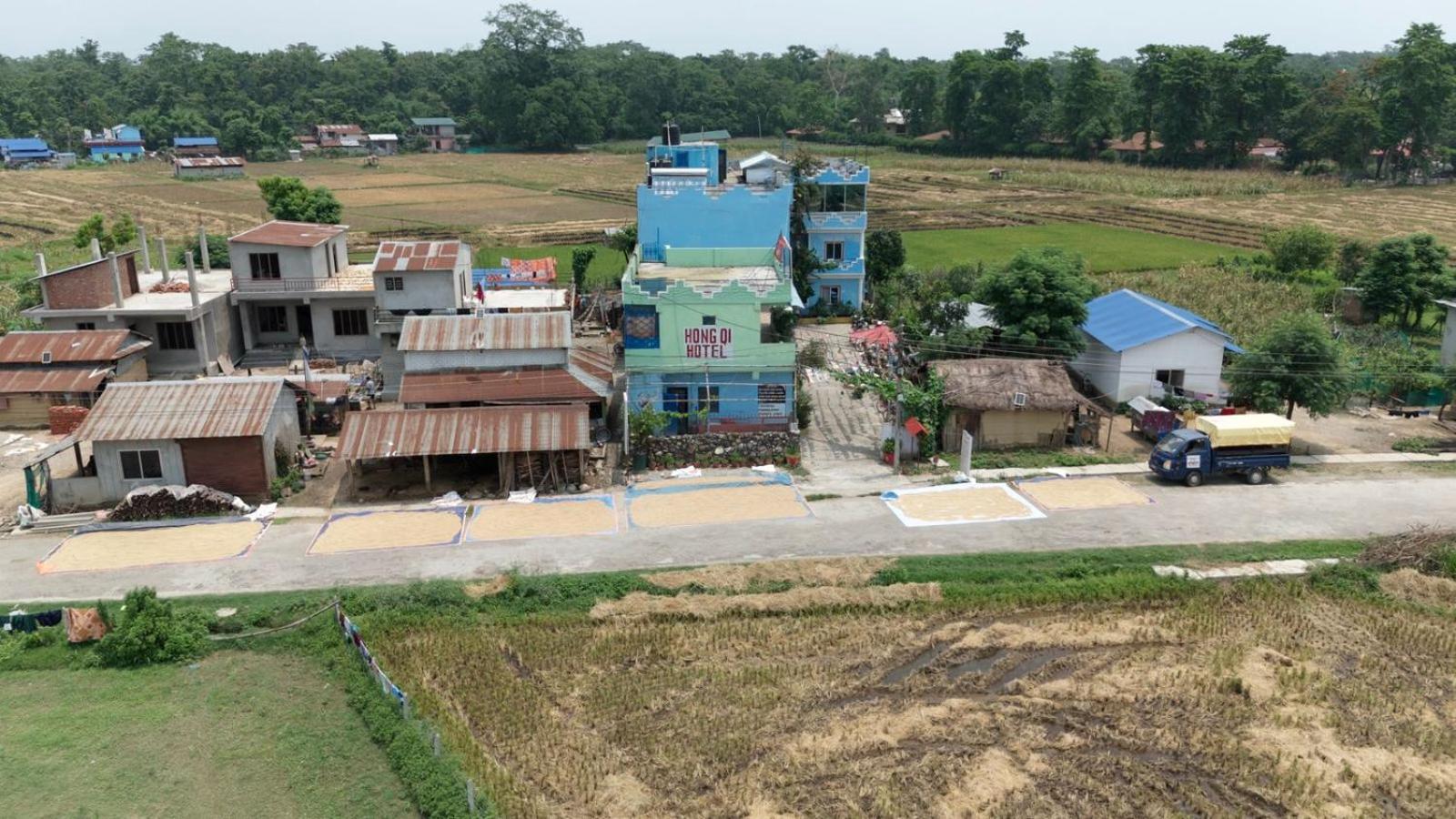 Hong Qi Hotel Chitwan Exterior photo