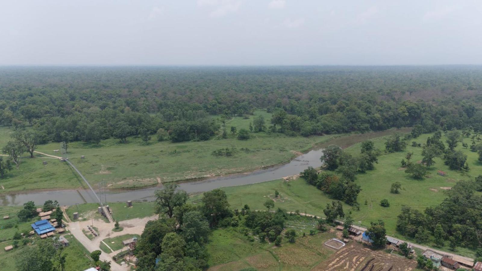 Hong Qi Hotel Chitwan Exterior photo